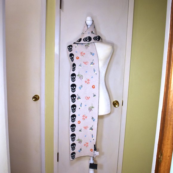 Skull Cashmere | Reversible Skull and Floral Scarf - Picture 9 of 11